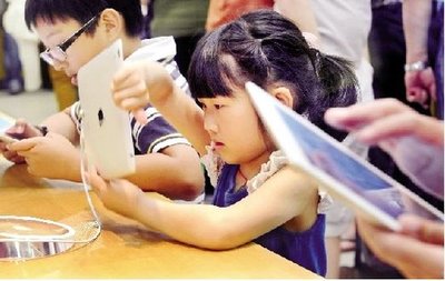 时间都去哪了?电子产品已成为孩子最爱“玩具”